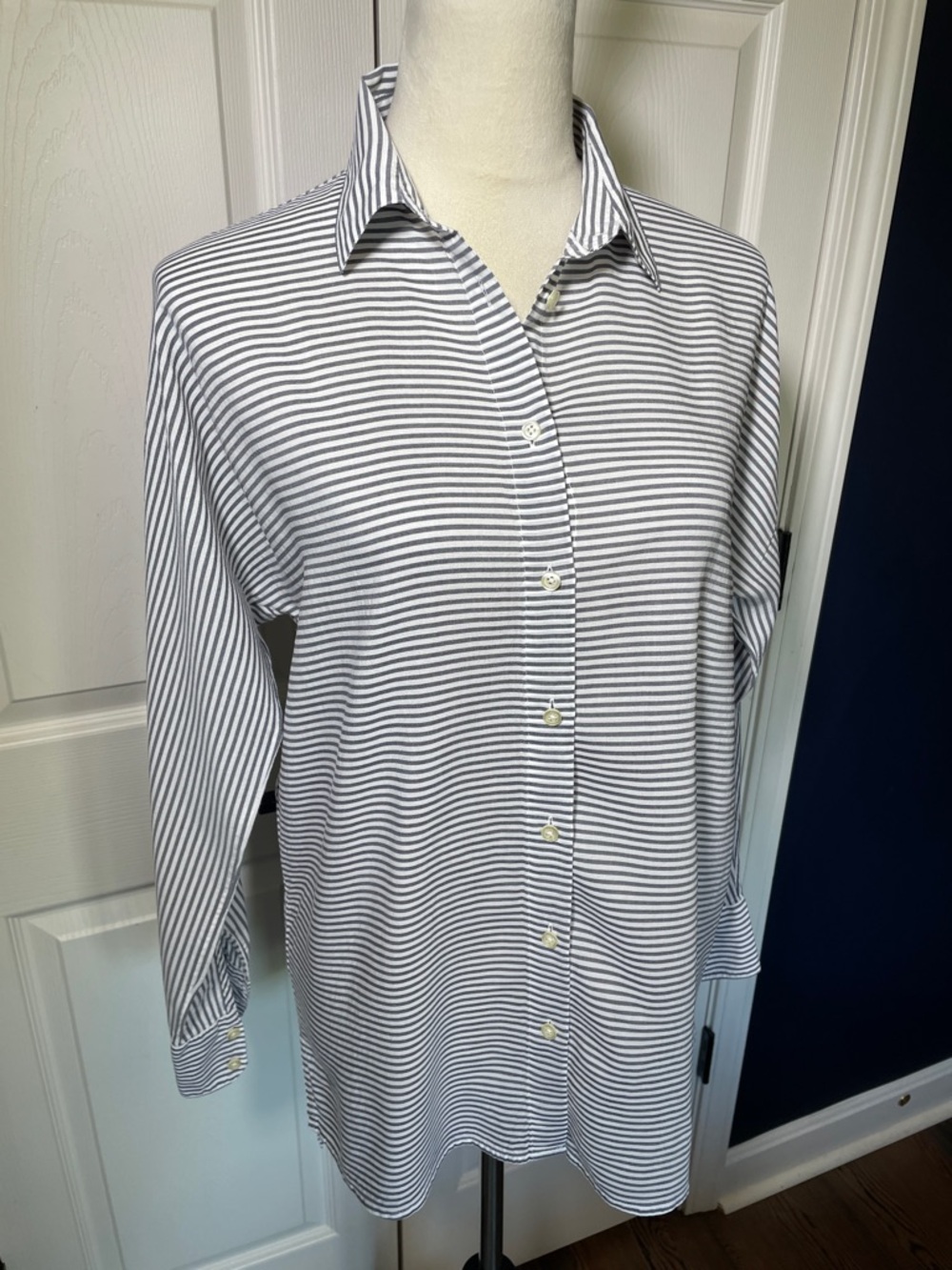 Ann Taylor Gray & White Striped Button-Down Shirt Long Sleeve Tunic Size Small